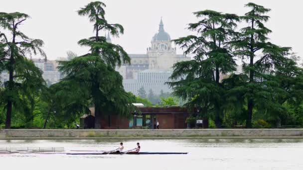 Jezero Casa Campo Madridu Katedrálou Almudena Pozadí — Stock video