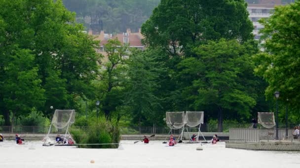 水の中にボールでゴールを獲得するためにカヌーでスポーツが行われているカーサ カンポ湖 — ストック動画