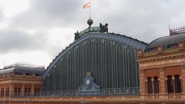Madrids Atocha火车站外 有一座经典的玻璃和金属建筑 — 图库视频影像