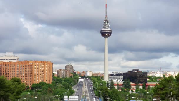 街の中心部にある巨大な通信塔 ピルリ Piruli を持つマドリードの街の風景 — ストック動画