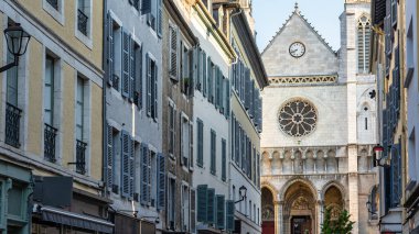 Güney Fransa 'nın tipik mimarisi ahşap pencereleri ve arka planda ortaçağ kilisesi olan Pau, Pyrenees