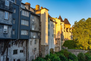 Fransa 'nın ortaçağ kenti Pau' da nehir kenarındaki pitoresk cepheli binalar