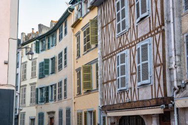 Güney Fransa 'nın mimarisinin tipik pencereleri Pau, Pireneler' deki anıtsal kentte.