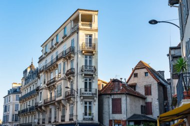Fransa 'nın Pau kentinin tarihi merkezindeki dar ve eski binalar