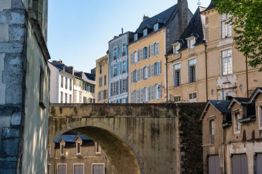 Şatonun yanındaki güzel ortaçağ binaları ve Fransa 'nın Pau şehrine erişim sağlayan taş köprü.