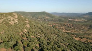 Dağlardan küçük bir köyün olduğu panoramik manzara, Ciudad Real, İspanya