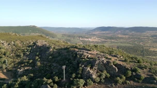 高い山の上を飛行し 小さな町 シウダレアル スペインで谷を発見するドローン — ストック動画