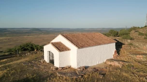 Μικρό Λευκό Σπίτι Στην Κορυφή Ενός Βουνού Που Χρησιμεύει Εκκλησία — Αρχείο Βίντεο