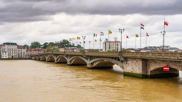 Gran Puente Con Banderas Varios Países Que Cruza Río Ciudad — Foto de Stock