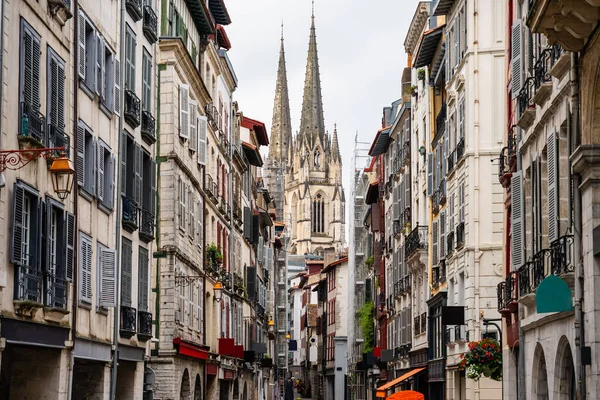 stock image Alley with old buildings and cathedral towers in the background in the city of Bayonne in the south of France