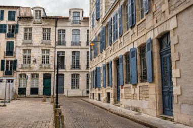 Kapısı ve penceresi olan dar bir sokak. Tipik Fransız Bask ülkesi, Bayonne..