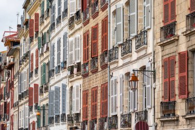 Fransa 'nın Bayonne şehrinde pencereleri ve mimarisi resim gibi olan tipik cepheler.
