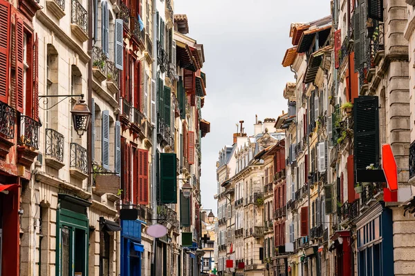 Bayonne 'un ana caddesi çok güzel bir mimari ve renkli pencereli, Fransa