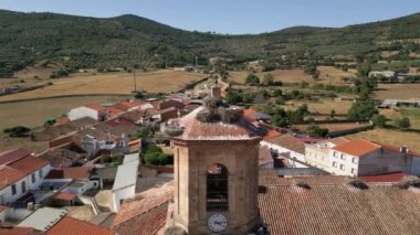 İHA, Leylek yuvalarıyla dolu bir kilise çan kulesinin yanında uçuyor, Ciudad Real, Agudo