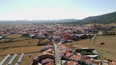 İnsansız hava aracı La Mancha, Ciudad Real, Agudo kırsalındaki evlerin önünden geçiyor.