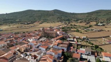 La Mancha, Ciudad Real 'deki bir köyün panoramik manzarası. Evlerin arasından kilise çıkıyor, Agudo.