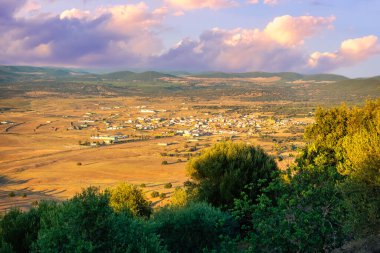 İspanya 'nın orta kesimindeki dağlarla çevrili bir vadide bulunan Agudo Köyü, Ciudad Real.