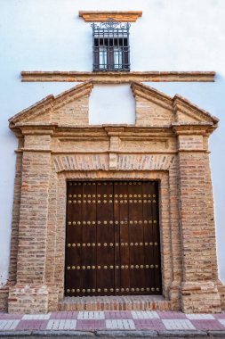 İspanya 'nın merkezinde bir köyün eski ortaçağ ahşap kapısı, Agudo, Ciudad Real