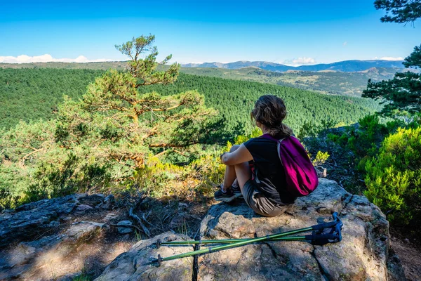 Mujer Excursionista Descansando Sobre Una Roca Contemplando Paisaje Guadarrama Madrid —  Fotos de Stock