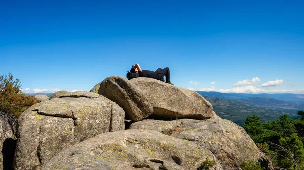 Muž Ležící Vrcholu Některých Velkých Skal Odpočívající Horského Přechodu Guadarrama — Stock fotografie