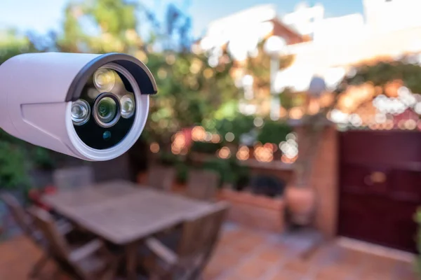 Bezpečnostní Kamera Instalovaná Zahradě Domu Pro Ostrahu Vstupních Dveří Domu — Stock fotografie