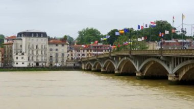 Güney Fransa 'daki Bayonne antik şehrinde Adur Nehri' ni geçen köprü.