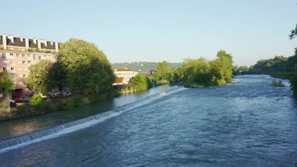 Ousse Nehri Fransa Nın Güneyindeki Pau Ortaçağ Kasabasından Geçerken Pireneler — Stok video