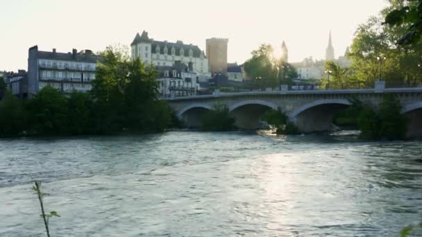 Fransa Nın Ortaçağ Şehri Pau Nun Anıtsal Kompleksinin Yanındaki Ousse — Stok video