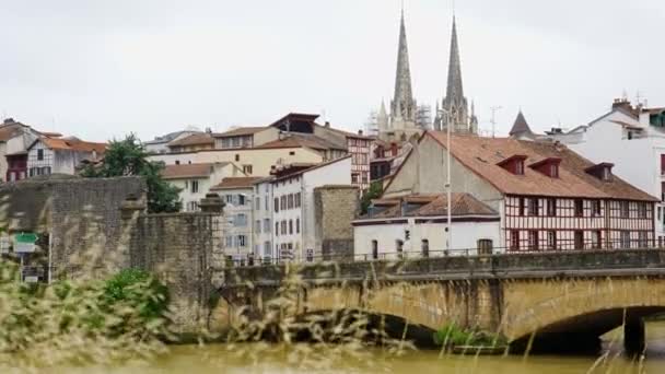 Şehri Geçen Nehrin Yanındaki Bayonne Şehrinin Manzarası Fransa Daki Binalar — Stok video