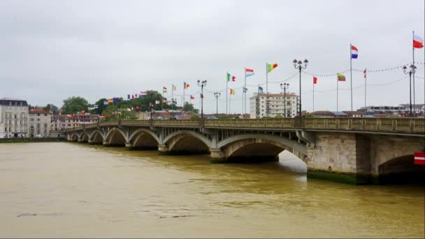 法国南部古老城市Bayonne横跨Adur河的桥 — 图库视频影像