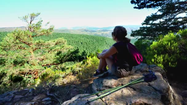 Жінка Пішохід Сидить Великій Скелі Розглядає Гірський Пейзаж Гуадаррама Мадрид — стокове відео