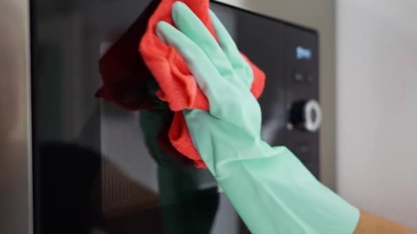 Mujer Vertiendo Aerosol Limpieza Microondas Para Limpiarlo Con Paño — Vídeo de stock