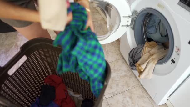 Çamaşır Yıkamak Için Kirli Çamaşırları Otomatik Çamaşır Makinesine Koyan Bir — Stok video