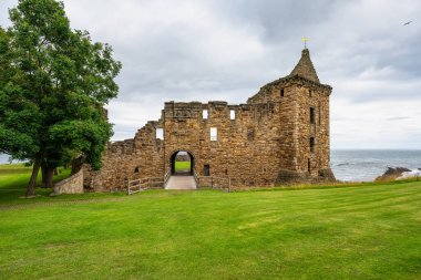 Sahil kıyısındaki Saint Andrews Şatosu, İskoçya, İngiltere