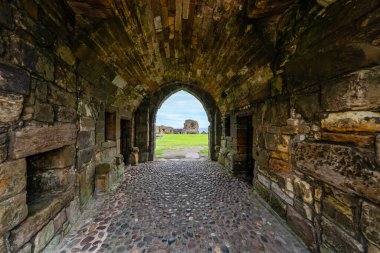 İskoçya 'nın doğu kıyısındaki deniz kıyısındaki Saint Andrews Kalesi' ne giriş kapısı.