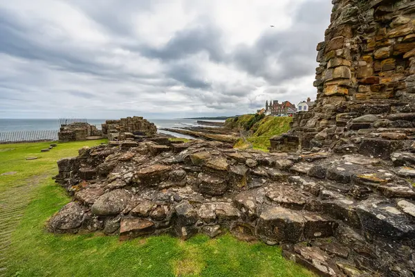 位于苏格兰东海岸海边的圣安德鲁斯城堡的废墟 — 图库照片