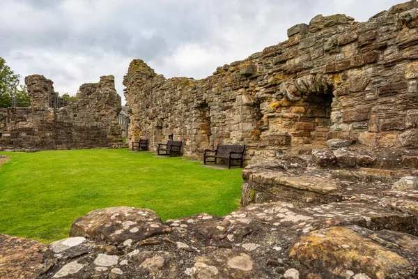 苏格兰圣安德鲁斯城堡的废墟和木制长椅 可以坐下来欣赏风景 — 图库照片