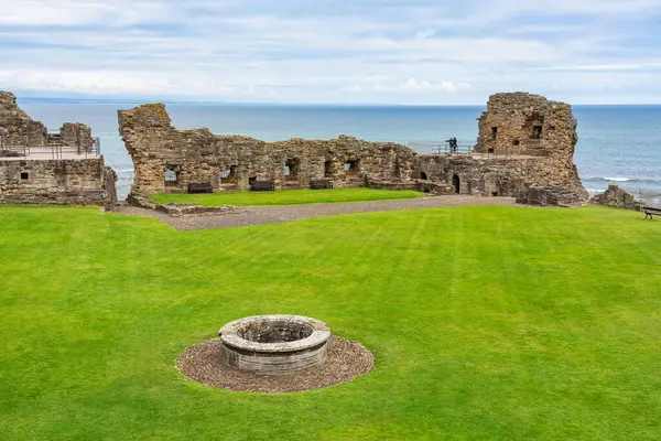 位于苏格兰东海岸海边的圣安德鲁斯城堡的废墟 — 图库照片