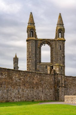 St Andrews 'daki en büyük ortaçağ katedralinin yıkılmış kuleleri.