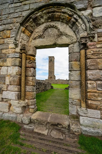 从苏格兰中世纪石拱里可以看到的圣安德鲁大教堂被毁的塔楼 — 图库照片