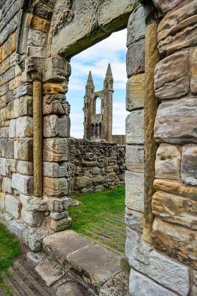 从苏格兰中世纪石拱里可以看到的圣安德鲁大教堂被毁的塔楼 — 图库照片