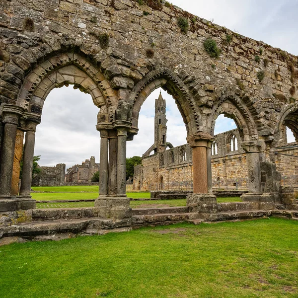 苏格兰圣安德鲁大教堂被毁的中世纪石拱门 — 图库照片