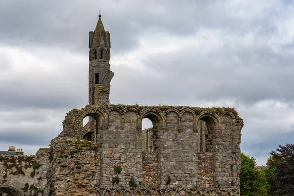 苏格兰圣安德鲁斯中世纪大教堂的高塔和石墙 — 图库照片