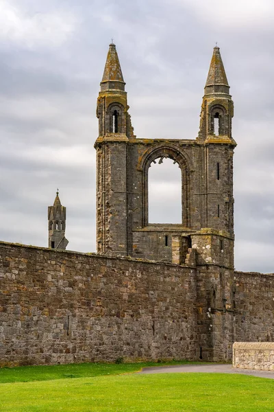 位于圣安德鲁斯的苏格兰最大中世纪大教堂被毁的塔楼 — 图库照片