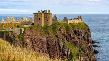 Ortaçağ kalesi Dunnottar Şatosu, İngiltere 'nin kuzeydoğusunda Stonehaven' da bulunan bir ortaçağ Aberdeenshire harabesi..