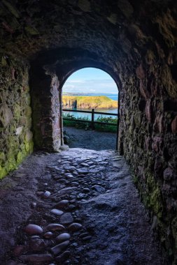 İskoçya 'nın Dunnottar Kalesi' ndeki sahile bakan bir uçuruma açılan iç geçit.