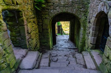 İngiltere, İskoçya 'nın doğusundaki Dunnottar Kalesi' ne uçurumlardan giriş.