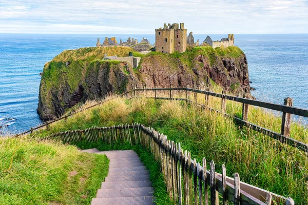 İskoçya 'nın doğusundaki Dunnottar Şatosu' na giden merdivenler.