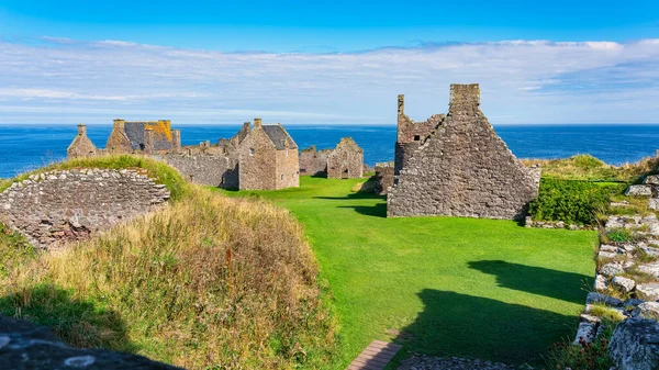 苏格兰海岸以东邓诺塔尔城堡的一部分被毁建筑 — 图库照片