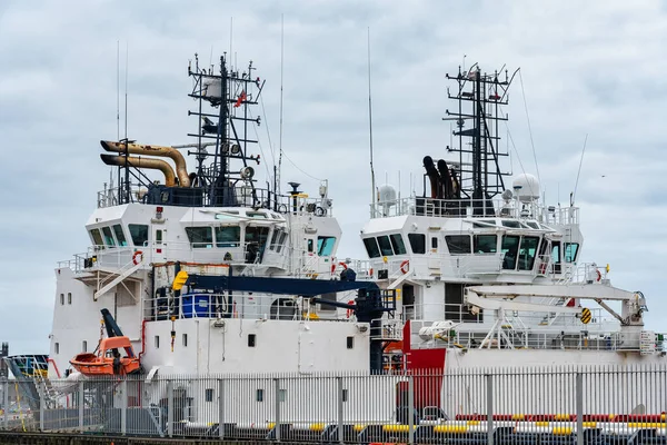 İngiltere 'nin İskoçya, Aberdeen sanayi limanına römorkör yanaştı.